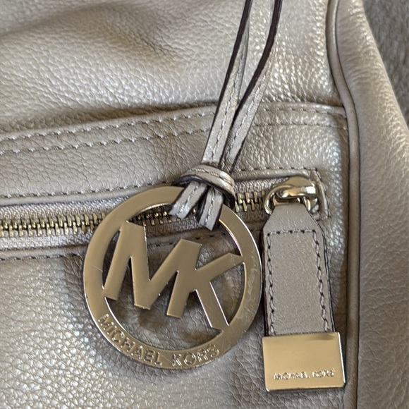 Michael Kors "Layton" Light Gray Pebbled Leather Shoulder Bag Multi Pocket - Picture 2 of 12